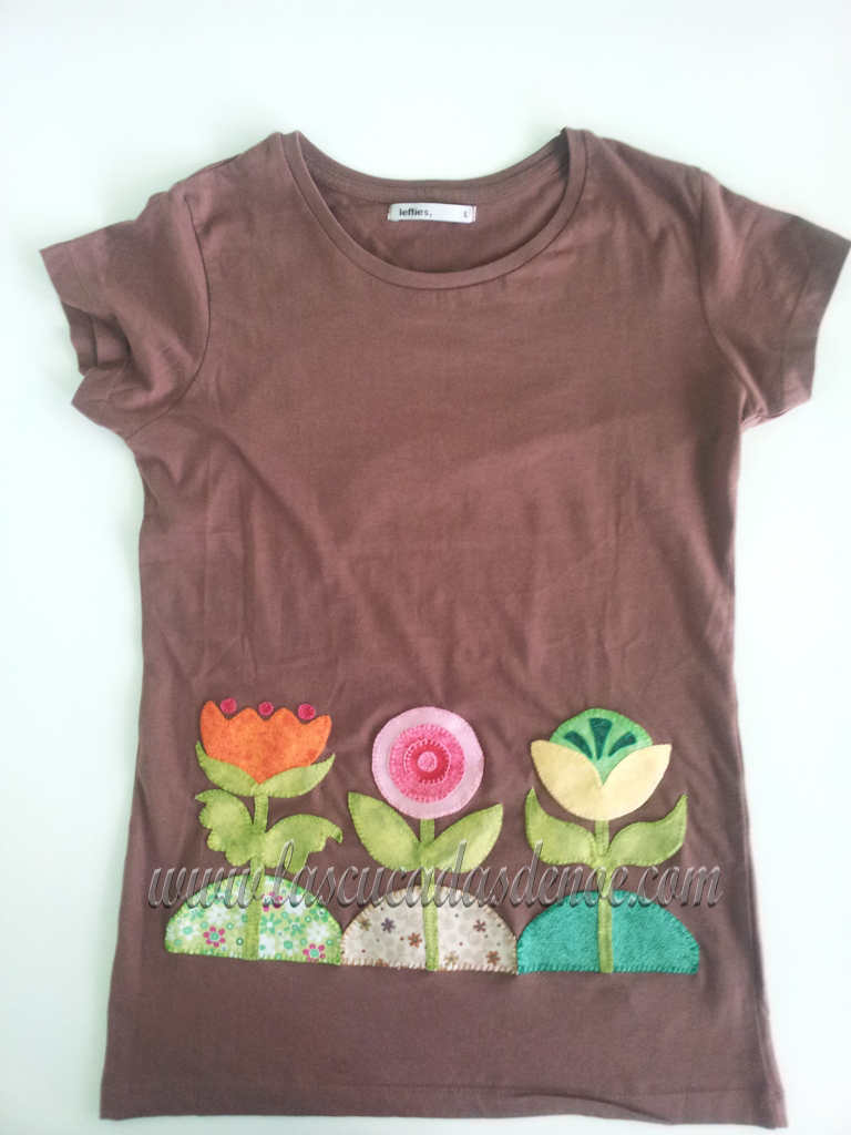 Camiseta marrón con aplicación de unas flores