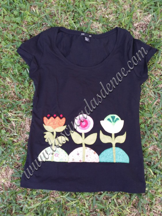 Camiseta negra con aplicación de unas flores